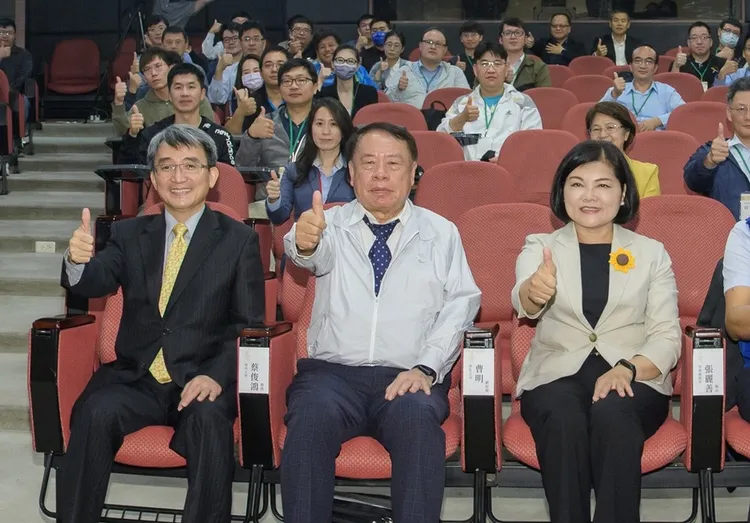 台塑化總經理曹明（前排中）可望接任董事長。圖取自台塑企業臉書