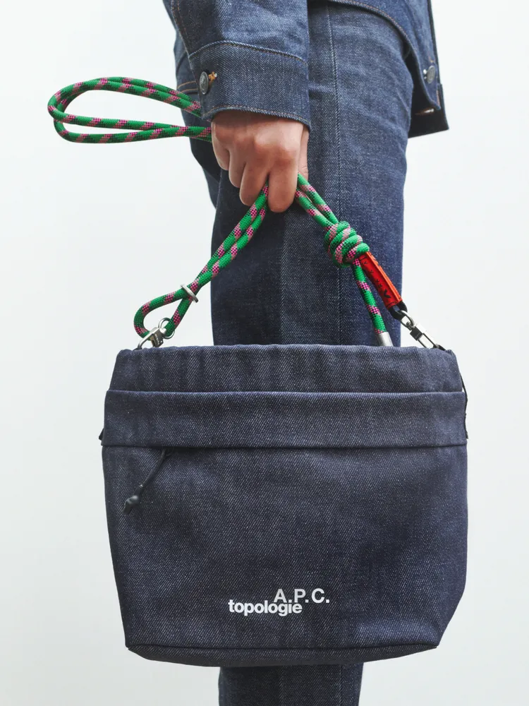 A.P.C.topologie繩索背帶&A.P.C.topologie拉鍊小包可以自由調整長度。品牌提供