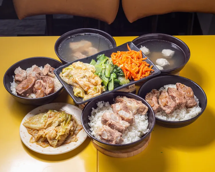 嫩骨飯吃起來口感像牛筋，示意圖，和本新聞店家無關。翻攝可立嘉嫩骨飯臉書