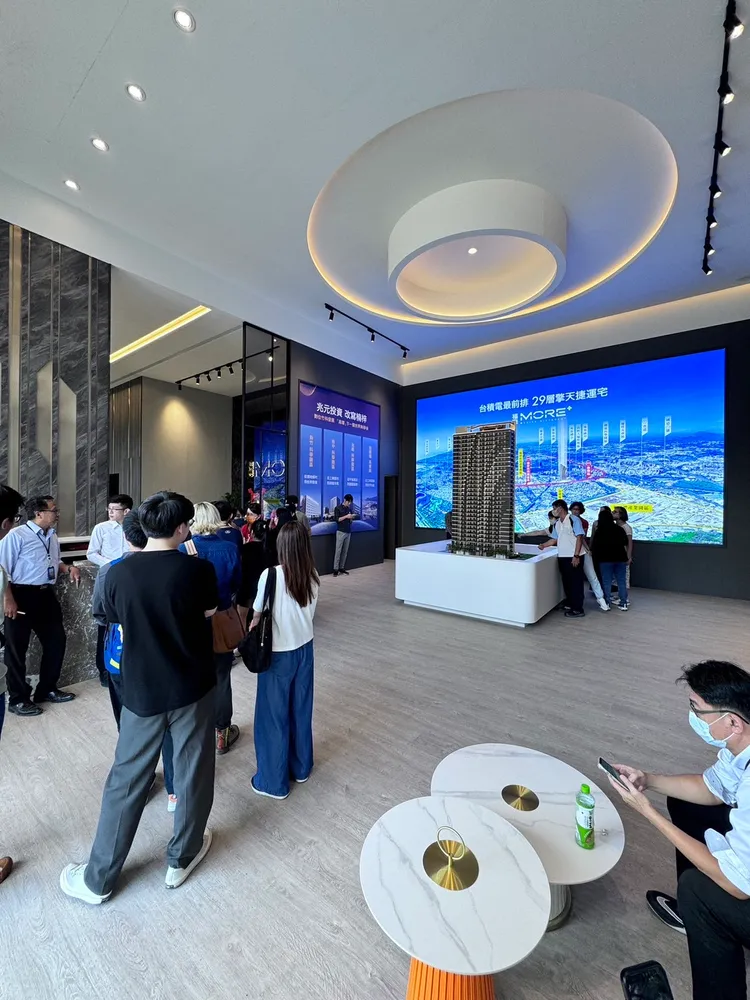 兩場建案均擠入人潮，當中還出現一日調價多次現象。讀者提供