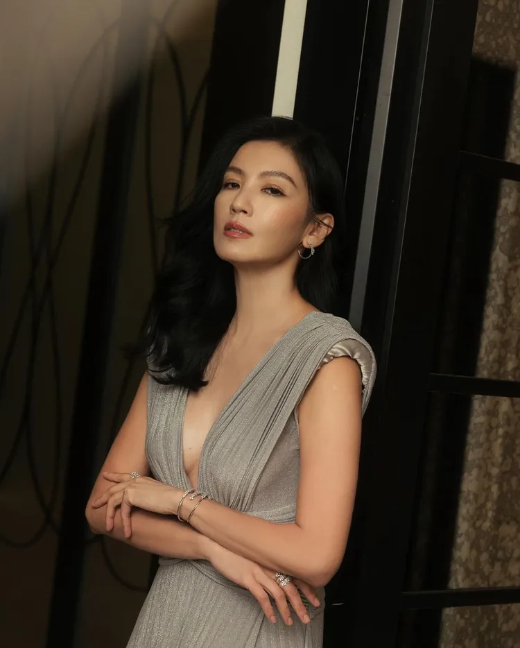 林熙蕾換上銀色爆乳禮服。翻攝林熙蕾IG