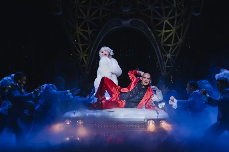 西恩飾演工程師，彩排時躺在豪華轎車上。寬宏藝術提供