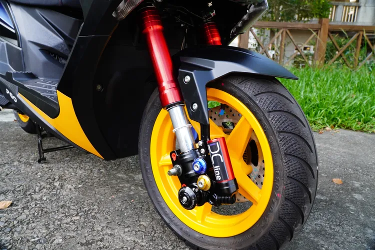 標配精品掛瓶全可調前叉，為彈簧預載可調，伸側/ 壓側阻尼高低速可調，採重機跑車式設計，兼具性能及視覺張力。林浩昇攝