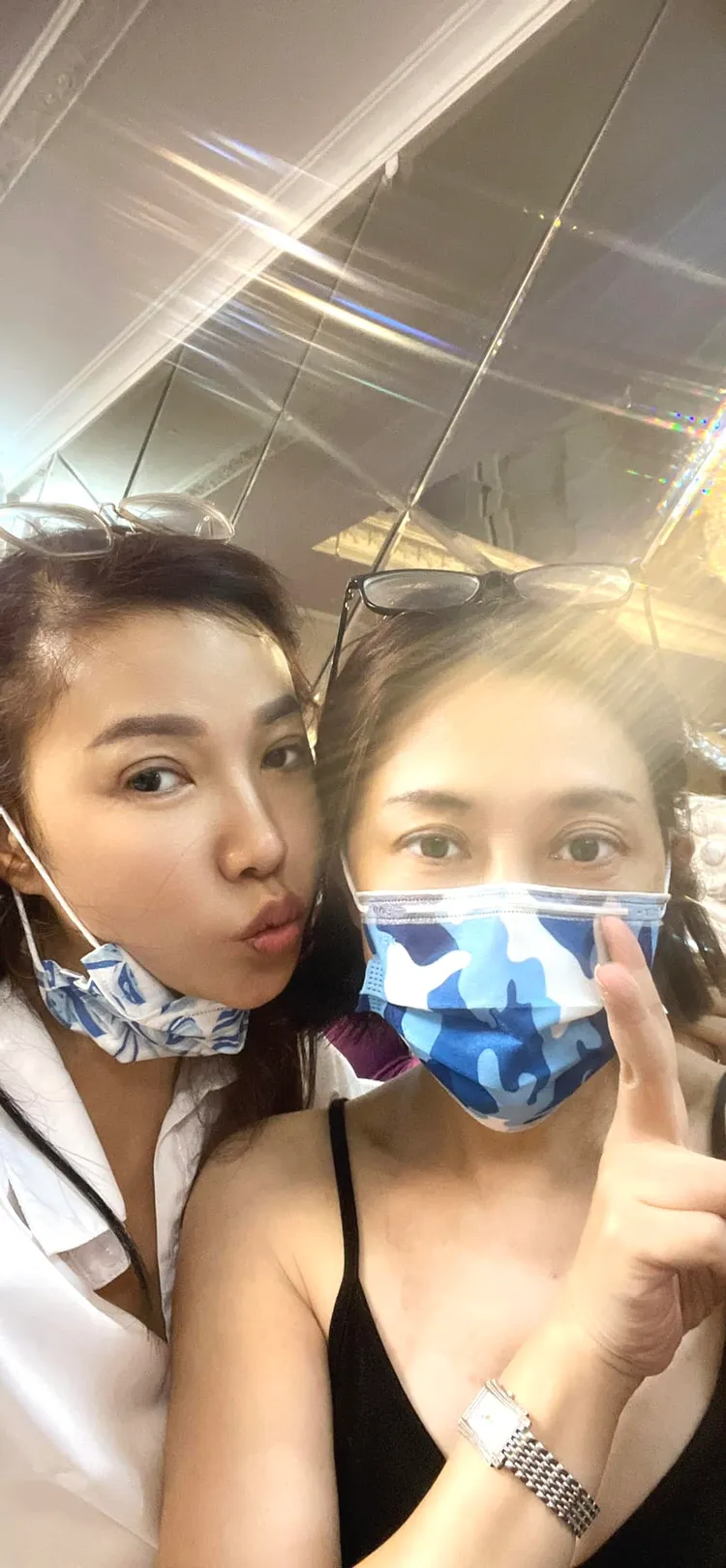 林薇去探望小彤，看到她開刀傷口相當心疼。翻攝林薇臉書