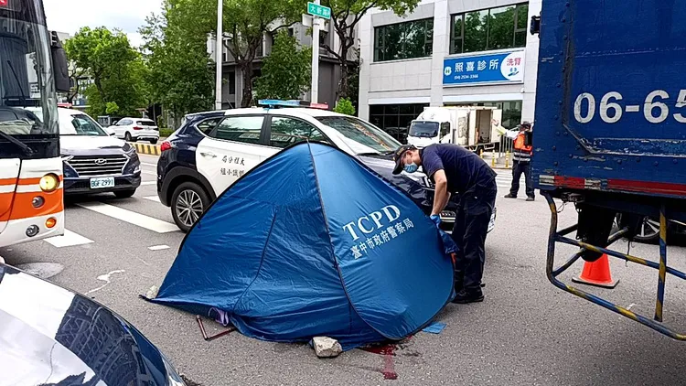 警方將公車、聯結車司機一起送辦，釐清有無因果關係。讀者提供