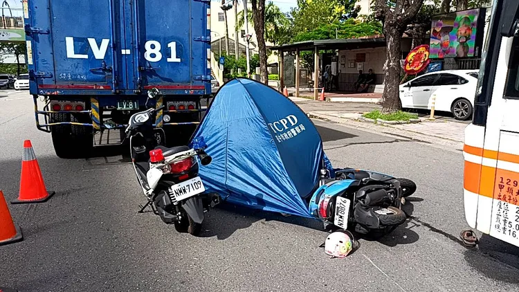 祖孫在公車前摔車，阿公遭聯結車輾過，當場死亡，孫女手腳挫傷。讀者提供