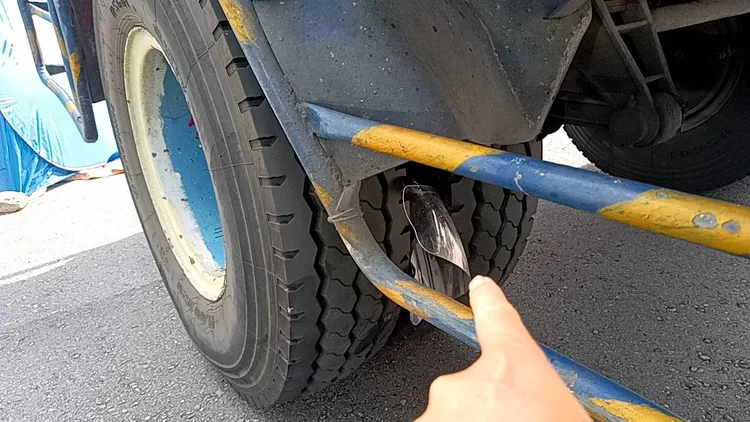 騎士安全帽配件卡在車輪。讀者提供