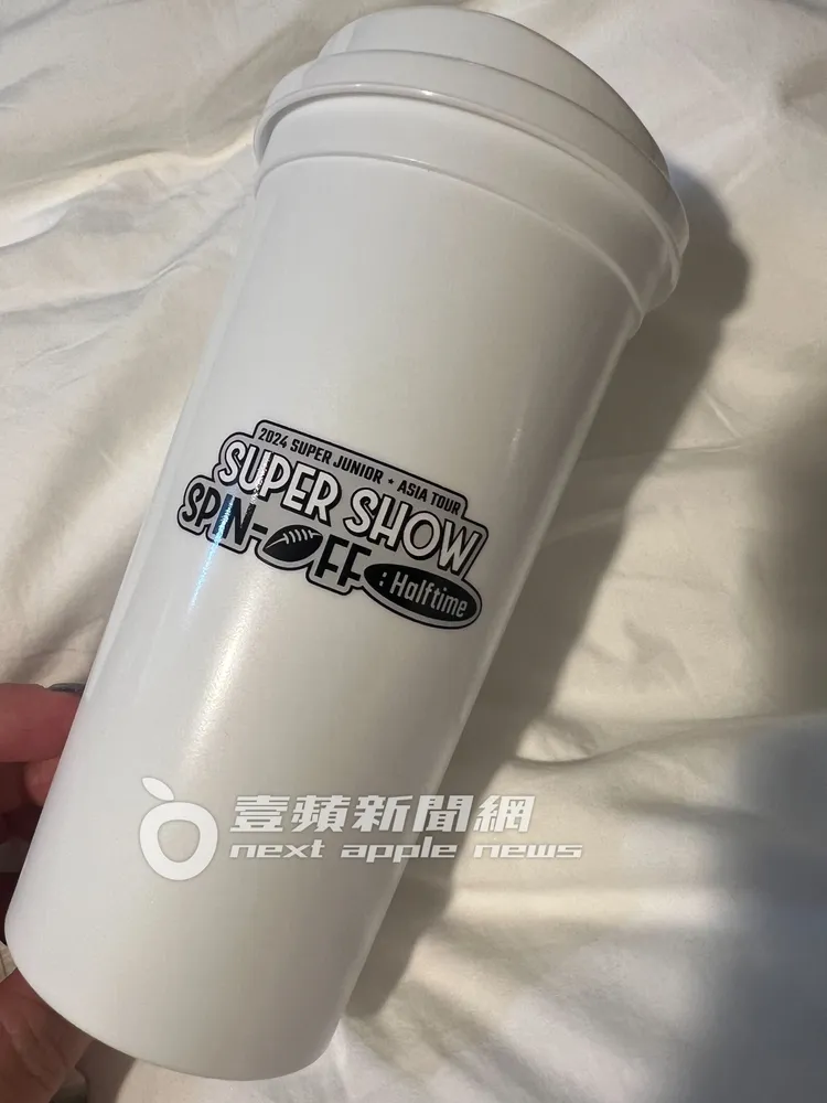SJ送給昨、今2天進場的觀眾環保杯伴手禮。讀者提供
