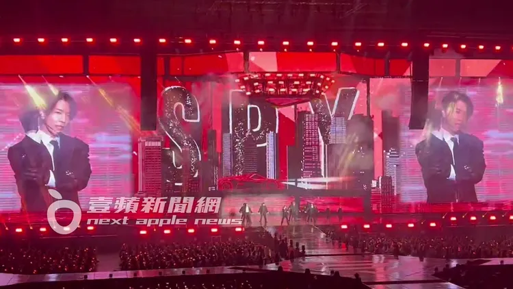 SJ多年沒跳《SPY》，這次來真的，東海比出招牌手勢。讀者提供