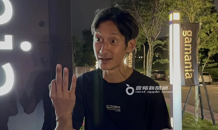 唐治平比出3的手勢表示，會考慮去看遺體第3次，讓這件事情塵埃落定。特勤中心攝