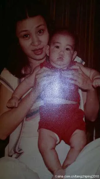 唐治平曾在微博分享嬰兒時期與媽媽珍貴合照。翻攝唐治平微博