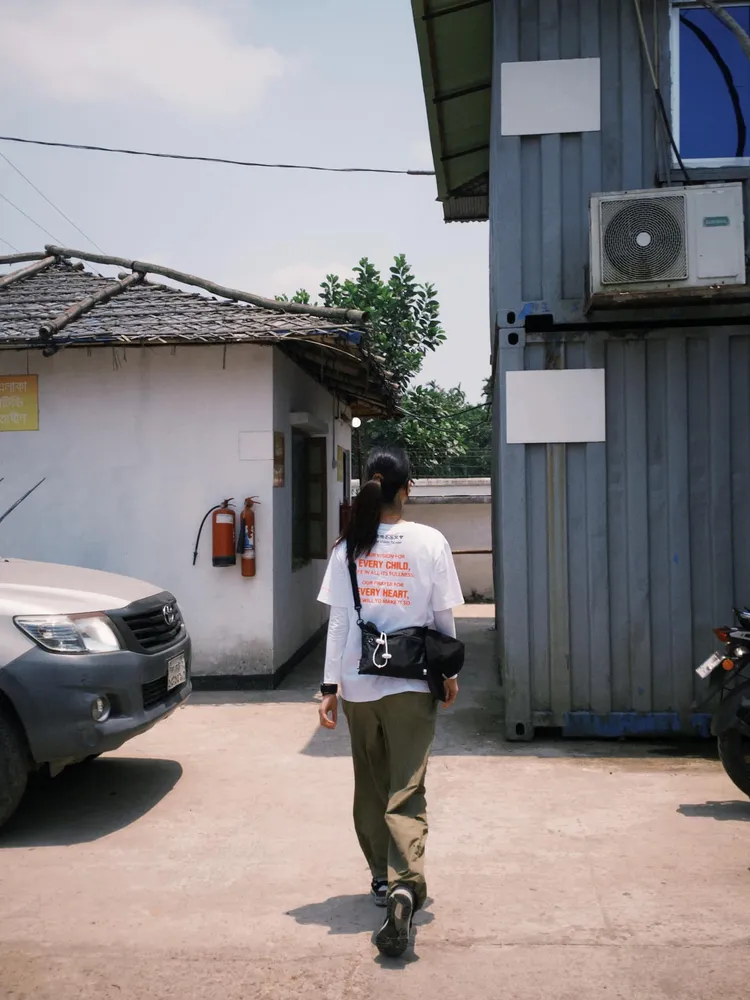 陳庭妮認為平行時空中世界各地仍有許多的難民活在困苦環境中，希望「Taiwan Can Help You.」不是口號，而是透過捐款讓愛無國界，幫助他們能夠活下去。翻攝《陳庭妮 Annie Chen Official》粉絲頁