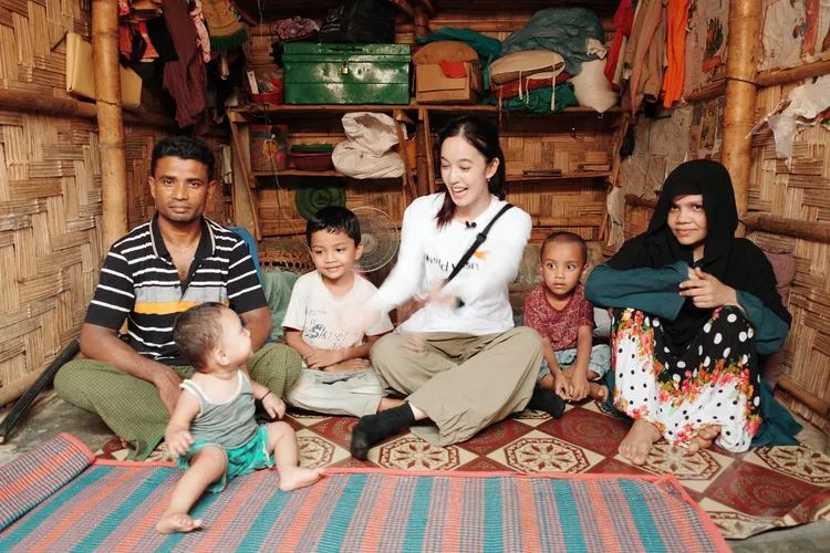 陳庭妮受訪時表示，難民的眼神中看不見希望，她說：「讓我很震驚的是他們的眼神很認命，只想好好活著，沒有多餘情緒。」翻攝《陳庭妮 Annie Chen Official》粉絲頁