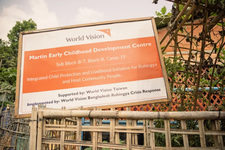 在羅興亞難民營見到最令她最難忘的一幕，莫過於親眼見到台灣人送愛到孟加拉，讓她覺得台灣人真的很善良，捐款是正確的決定。圖為兒童早期發展中心Support by： World Vision Taiwan標示牌。世界展望會提供