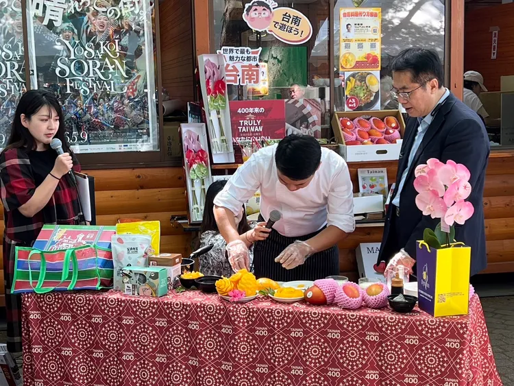 黃市長與名廚阿慶師一同示範芒果甜點。市府提供