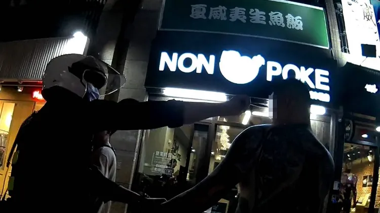 警員朝男子噴胡椒水。桃園警分局提供
