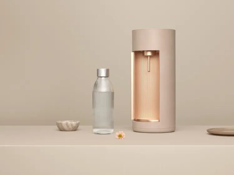 GLASSY鋁合金機身展現卓越手感，霧面絲楠金體現絕美設計，橫掃國際各大設計獎項。業者提供