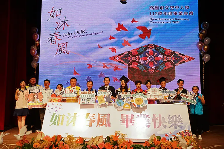 高雄市立空中大學112學年度畢業典禮30 日上午舉行。高雄空大提供