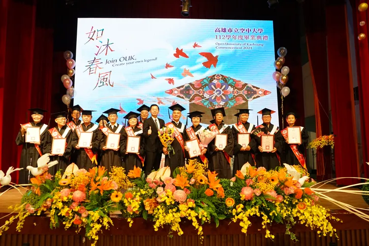 高雄市政府秘書長郭添貴(第一排左起第六)頒發「長青好學獎」予70歲以上的長青畢業生們。高雄空大提供