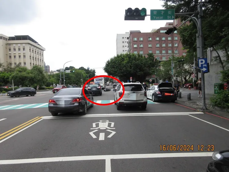 女騎士疑先碰撞客運，摔倒後再被自小客車撞上。民眾提供