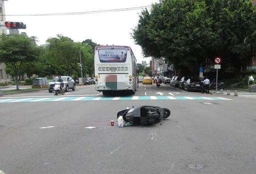 台體大校門前客運撞機車 27歲女騎士肢體變形!送醫不治