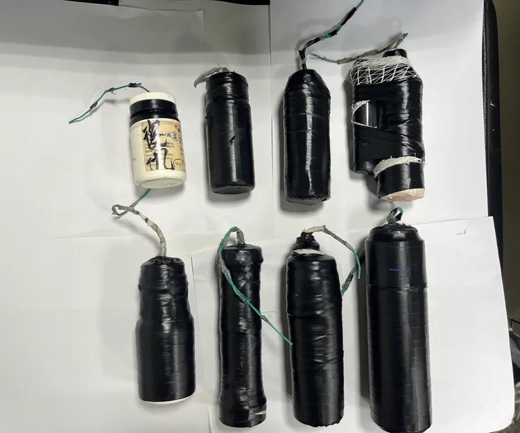 警方起獲周嫌持有的爆裂物。民眾提供