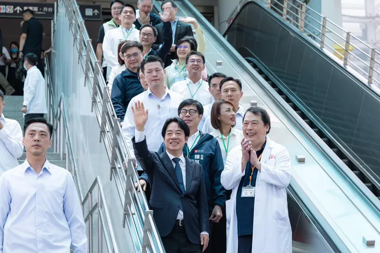 賴清德總統今（30日）出席「高雄捷運RK1岡山車站試營運啟航」典禮，並搶先試乘體驗。翻攝賴清德臉書