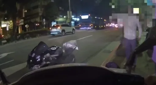 重機「落鏈」拋錨路邊 北市暖警彎腰協助修車