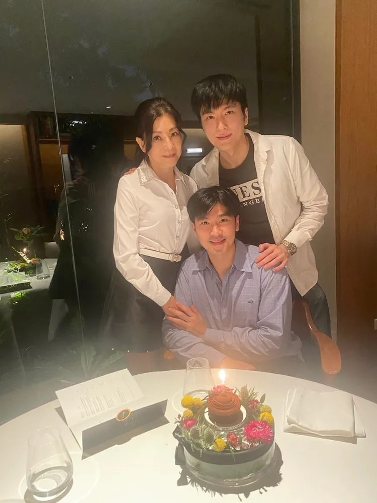 蔣黎麗（左）和2個兒子分隔3地居住，偶爾相聚。Lily提供