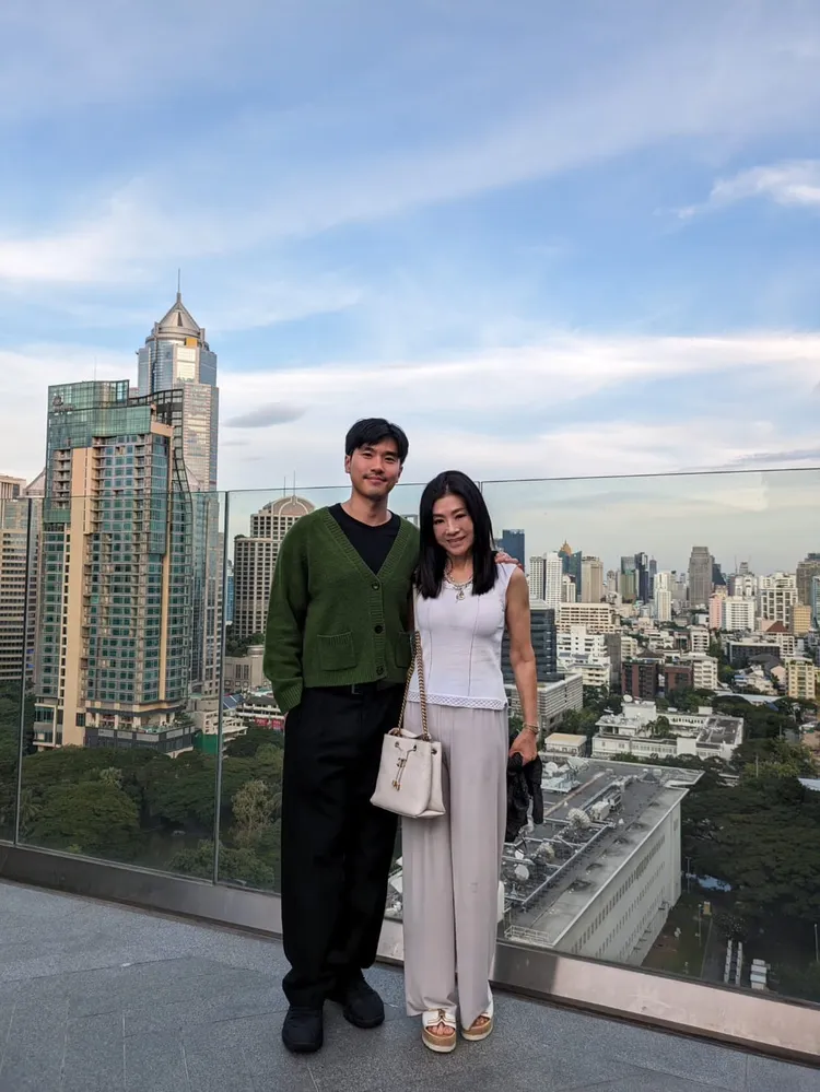 蔣黎麗（右）飛到美國探望Victor。Lily提供