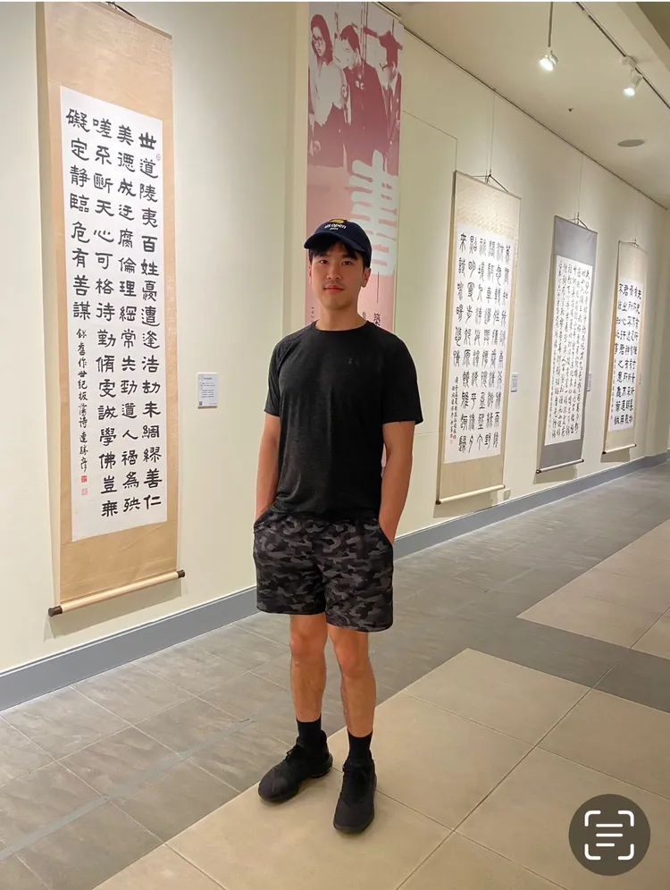 Victor從小念英文，他曾請媽媽帶他去國父紀念館看字畫展。Lily提供