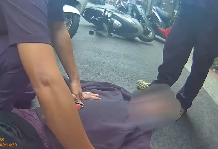 警方將男子制伏。警方提供