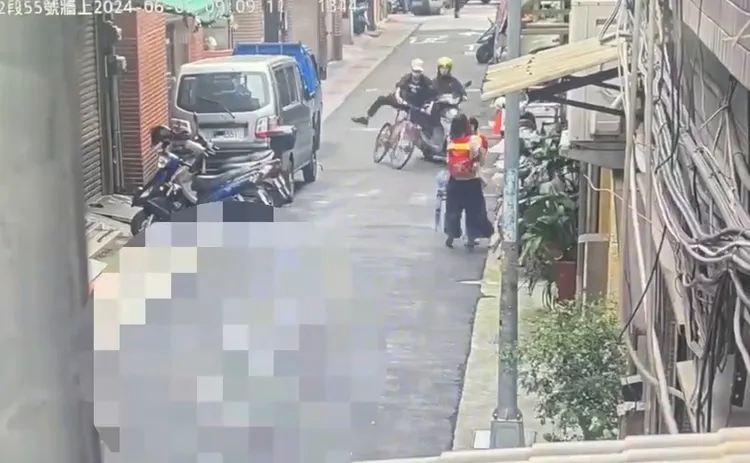 男子騎單車遭警方圍捕。警方提供