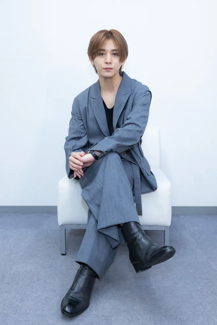 山田涼介外型帥氣，片中刻意塗黑，形象差很大。大福音樂、大鴻藝術提供