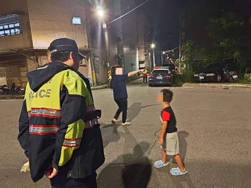 7歲男童外出找嘸外婆街頭嚎啕哭 大園警急安撫!逐戶詢問助尋親