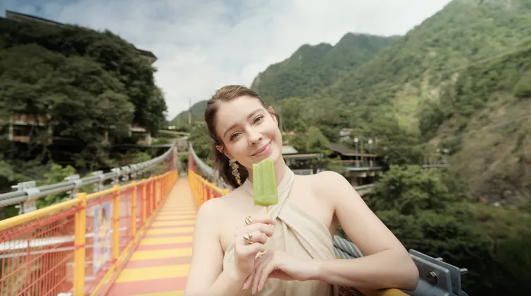 安妮在捎來吊橋品嚐谷關五葉松冰棒。參山處提供