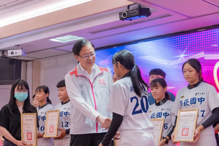張善政表揚優秀棒壘球選手。桃園市府提供