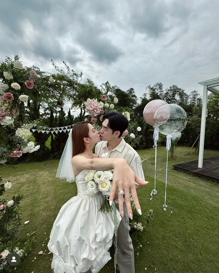 鑽戒好大！翻攝歐陽娜娜IG