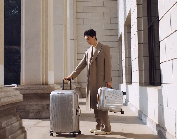 李棟旭在形象照中換上卡其色的西裝褲、長版大衣。品牌提供