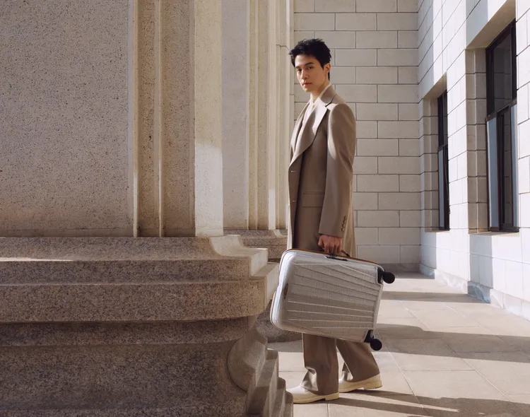 李棟旭輕鬆提起Major-Lite星鑽銀登機箱。品牌提供