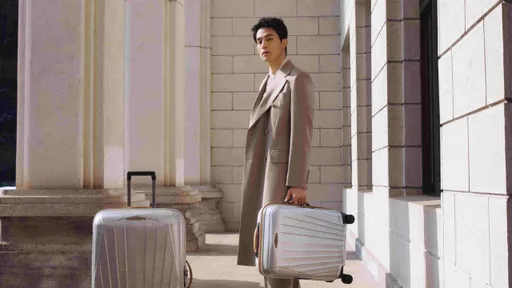 李棟旭搶拎Samsonite當時尚旅人 帥臉讓人好想跟他一起出遊