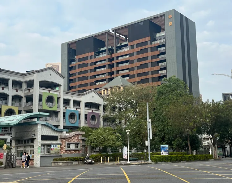 仰德建設個案特色鮮明，社區規模不大但透過格柵線條提升視覺美感，完工後也較鄰近建案社區更具保值性。葉家銘攝