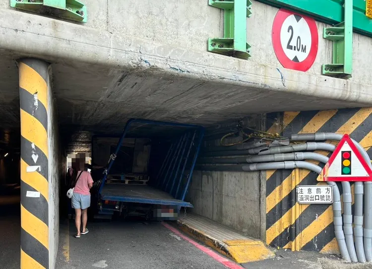 貨車卡在涵洞內。桃園警分局提供