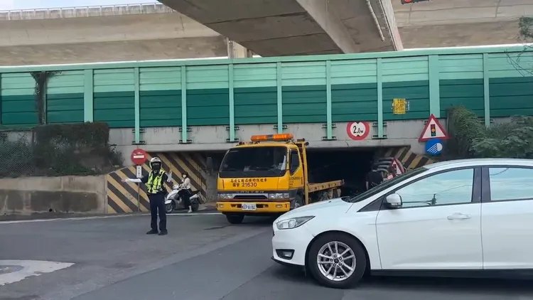 警員到場紓導交通。桃園警分局提供