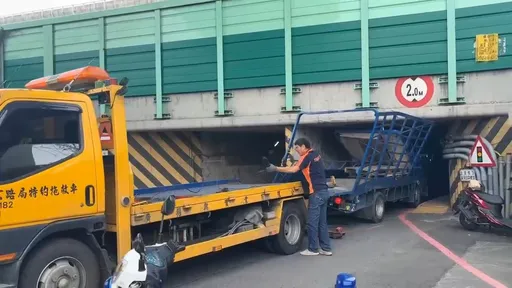 這件事沒交代!貨車卡涵洞駕駛好頭大 桃警協助救援脫困