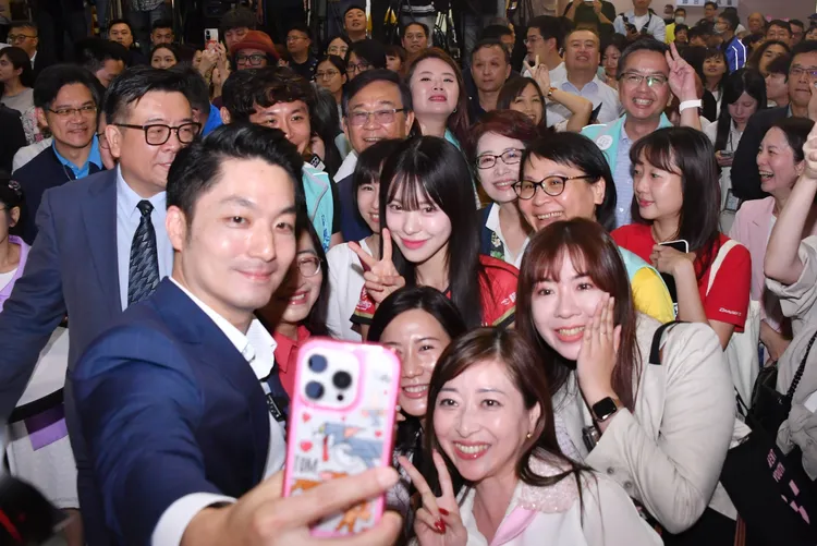 蔣萬安今（1日）參加青年局成立活動與民眾自拍。北市府提供