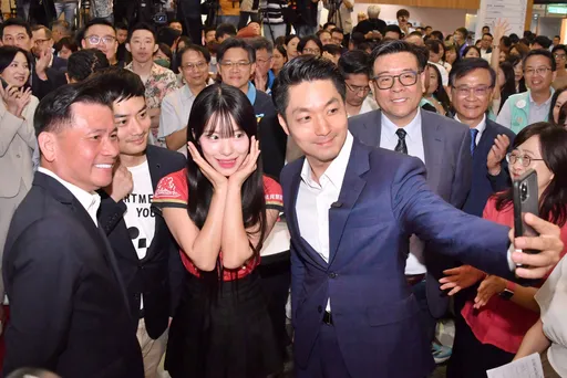 蔣萬安與李多慧玩自拍!對北市警局長紛爭「被耍」回應:不希望有溝沒通