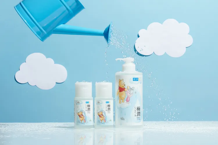 肌研極潤保濕化粧水小熊維尼限定版，400ml*1+100ml*2／759元。品牌提供