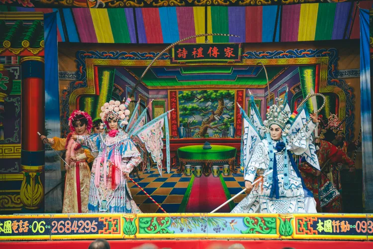 陳亞蘭（右）和女兒林雨宣難得同台演出。公視台語台、華視提供