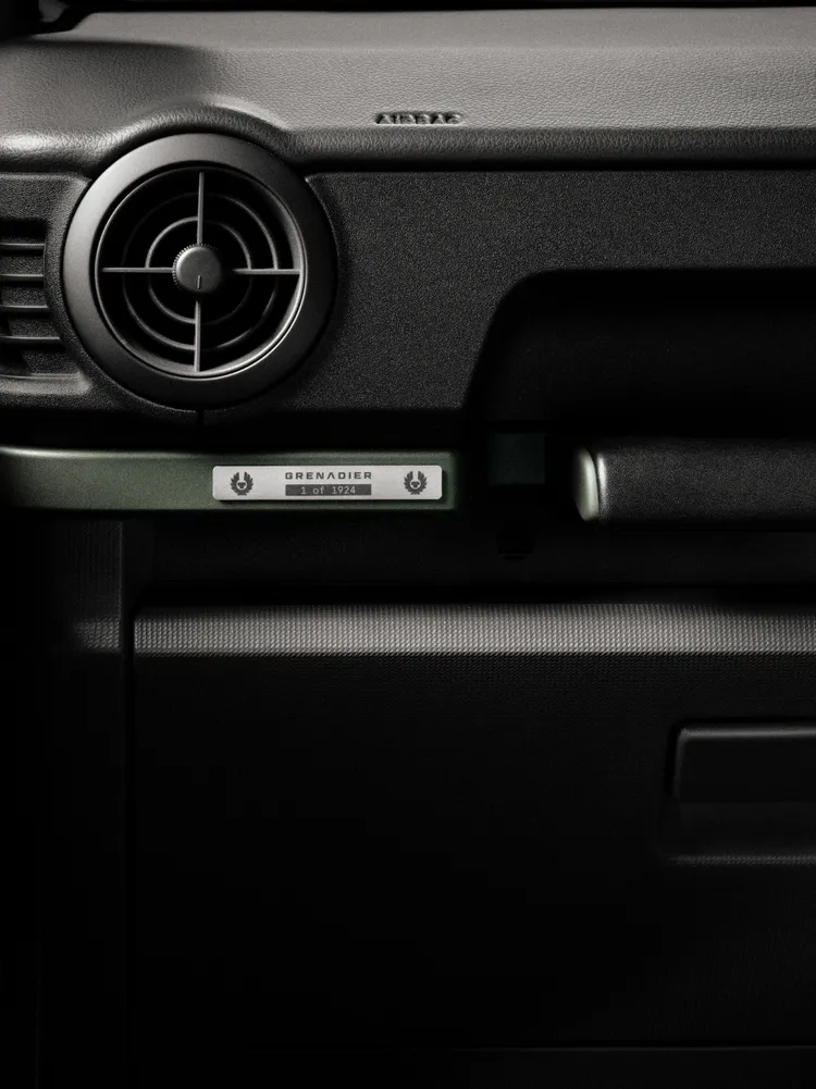 內裝配置採用特殊軍綠色中控儀表板、車頂控制面板、開關裝置與門邊飾板。原廠照片